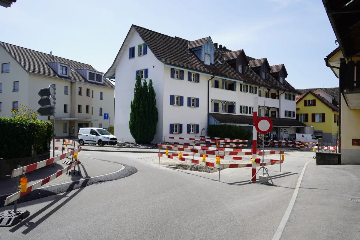 Eine Verbotstafel steht auf einer Strasse im Zentrum von Hinwil.